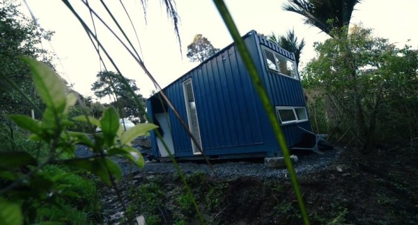 brenda-kellys-off-grid-shipping-container-tiny-house-001-600x324